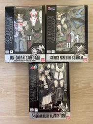 Bandai Unicorn Gundam v Gundam strike freedom Gundam  SD Gundam action figure