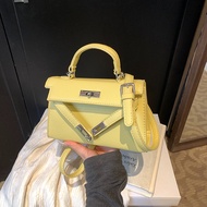 กระเป๋าถือ Kelly สำหรับผู้หญิง 2025 กระเป๋าสี่เหลี่ยมเล็กสไตล์เรใหม่ กระเป๋าสะพายไหล่เรียบง่ายสำหรับ