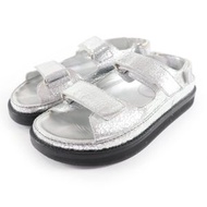 狀況極佳的 CHANEL G31857 Coco Mark 刺繡後帶魔術貼皮革平底涼鞋，銀色，37 碼，意大利製造。