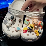 CROCS lấy cảm hứng từ Snoopy jibbitz: Thêm nét quyến rũ và trang trí giày độc đáo cho phong cách của