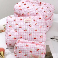 1 ชิ้น กระเป๋าใส่เครื่องสำอางเล็ก ๆ ลายตาราง สีชมพู พื้นพื้นหลังกับเชอร์รี่สดใส แฟชั่นและเป็นกันเองค