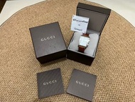 《GUCCI古馳》石英錶 · 經典竹節紋路 · 棕色牛皮錶帶 · 羅馬數字 · 白面盤 · 三眼計時