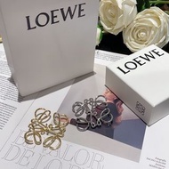 LOEWE 羅意威 時髦胸針 兩色可選💟 現貨秒發🔥 Loewe 胸針最時髦單品！經典胸針子優雅的曲線完全把 Loewe 品牌調性的高級感凸顯的淋灕盡致