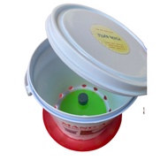 Automatic feeder for chicks and newly hatched chickens