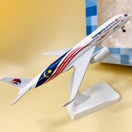 MÔ HÌNH MÁY BAY KIM LOẠI " MALAYSIA AIRLINES " AIRBUS A350-900XWB TỈ LỆ 1:400 CÓ BÁNH XE DI CHUYỂN (