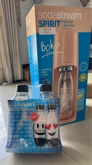 全新Sodastream珊瑚色氣泡水機+鋼瓶+水瓶*2