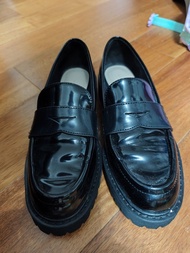 Charles & Keith 黑色厚底樂福鞋