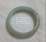 🌸🌸🎉🎉5折特賣~5折特賣~🎉🎉🌸🌸
翡翠手鐲    晴綠底綠灑烏雞手鐲  B款   $320
包順豐自取
尺寸：55.3 x14.6x8.2mm
(⚠️有冰絲細紋，肉眼不明顯，可參考最後2張圖片，介