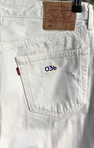 กางเกงยีนส์(มือสองแท้💯%) Levi’s 501(สีขาว) เอวป้าย33” เอววัดจริง32”(รหัสO36) ยาวทั้งตัว39.5” ยาวจากเป้าถึงปลายขา28.5” ปลายขากว้าง8“ *** สนใจสอบถามข้อมูลเพิ่มเติมได้ค่ะ***