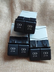 ที่ ชาร์จไฟ USB 2.1A TOYOTA Fortuner พร้อมปลั๊กสายไฟ (สินค้าไม่มีกล่อง Toyota ใส่นะคะ)