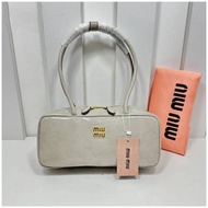 กระเป๋าถือหิ้วผู้หญิง คล้องแขน สะพายไหล่  มิวมิว/miumiu ขนาด 11นิ้ว/inv.