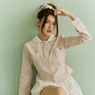 Eclair shirt เชิ้ตทรงพอดีตัว แต่งคอปกสีขาวตัดกับสีเสื้อ ดีเทลมีเชือกผูกด้านหลัง