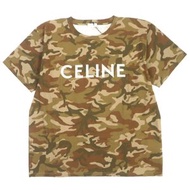 全新未使用CELINE 2022春夏寬鬆Logo T卹（2X681246Q）。純棉材質，Logo印花，迷彩圖案，短袖，ブラウン。正品，義大利製。男款。