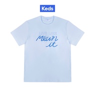 KEDS เสื้อยืด รุ่น LIVE LIKE YOU MEAN IT LOOSE T-SHIRT สีฟ้า ( F24APT02016 )