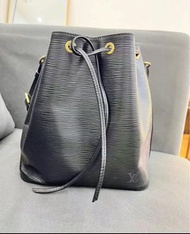 Lv 黑色水波紋水桶包 💰5380😝