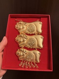 仿金 三隻金豬吊墜 龍鳳鈪 全部都有禮盒裝