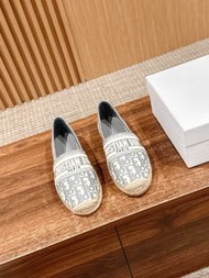 DIOR Christian Dior#迪奧經典穆勒漁夫鞋 3D萬針刺繡工藝 Dior Granville 漁夫鞋 采用標志性的休 白色
