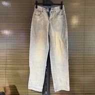 淺色牛仔褲