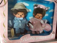 三盒舊版全新Monchhichi 
舊版包裝盒一定有歲月痕跡
基本上99.9%完美


不散賣
2500三盒

 但始終係公仔
 難免會有不完美
介意勿拍

呢一對係非常完美 存放位置木箱（不包木箱）