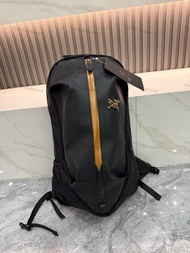 🤩必備後背包🤩 始祖鳥Arc'teryx Arro 22 黑金限定款防水耐磨多功能戶外通勤雙肩後背包 | 22L大容量 | 壓膠防水金色拉鏈 | 內置15吋電腦隔層 | 抗撕裂耐磨面料|