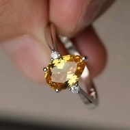 8.5 x 6 公釐 925 純銀戒指，鑲嵌天然黃色剛玉星光寶石，乾淨美麗