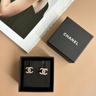 ::CHANEL:: 經典雙C珍珠水鑽耳環