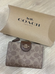 กระเป๋าสตางค์ Coach มือ 1 ของแท้จากช้อป รุ่น Medium Corner Zip Wallet สี Tan Brown กระเป๋าเงิน