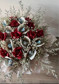 鈔票花 / 永生花 / 摺錢花 /香皂花 / 銀紙花 / 番梘花 / 乾花 / 玫瑰花 / 玫瑰熊 / 拉錢氣球 / 自訂花束 / 花盒 /唯一的愛 / 我只寵你一個 / 小王子 / 波波花束 / 波