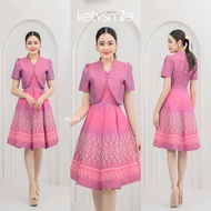 ชุดเดรสผ้าทอลายเนื้อฝ้าย เสื้อกั๊กคอปีนกระดุมปั๊ม กระโปรง 8 ชิ้นทรงย้วย จับเกร็ดเอวสูง งานมีสาบคอสวย