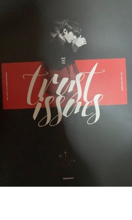 BTS 防彈少年團的粉絲站「SNOWPEACH」為成員田柾國製作的寫真集，名為「Trust Issues」。