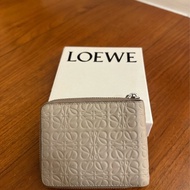 LOEWE 杏仁色滿版壓紋拉鍊短夾