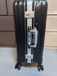 全新26吋黑色鋁框行李箱，有鎖匙+USB 充電出口