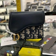東區正精品㊣DIOR Saddle Lotus S5652CNKO 全新老花拼藍色皮革金釦內零錢三折釦子短夾 RZ6111
