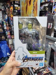 （Bandai）發行的 S.H.Figuarts (SHF)《復仇者聯盟：終局之戰》綠巨人浩克（Hulk） 可動人偶。「浩克博士（智能浩克）」身穿灰色與紫色量子戰服的造型 ho