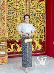 Sira Siri ชุดลูกไม้ไปวัด ชุดลูกไม้ทำบุญ  เสื้อลูกไม้ใยบวบ แขนระบาย สีขาว ผ้าถุงบุพเพ สีกรม
