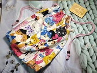 貓咪系列-日本布白底彩繪貓咪尿布袋束口袋-尿布束口袋-大束口袋