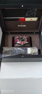 Tudor Black Bay Burgundy 紅色錶圈腕錶