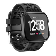 全城熱賣 - 適用於Fitbit Versa 智能手錶透氣圓孔錶帶 (顏色：黑色)