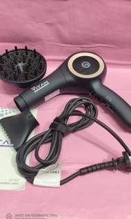 ☎️55663318、全新貨品、韓國品牌、ELRA TITAN 、220V 功率輸出、1700W 專家級吹風機，配備強大的 BLDC 電機、速度等級、4 級（高、低、冷、關）尺寸：245mm x 32