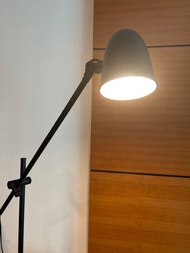 IKEA落地燈($50）附燈泡
