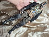 自組1/6 daftoys 衣服大尺碼Batman bane 貝恩 改用了TBL M34 全包膠肌肉素體，除右手手套被爛外，其他狀態極佳。原成本價約$1400，現$580 超級特價賣。
