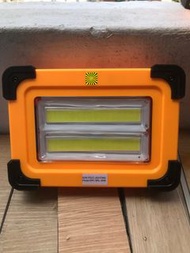 LED 燈30W，太陽能和USB- C充電，可做奶媽用.