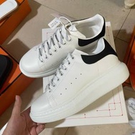 Alexander McQueen 黑絨尾小白鞋
