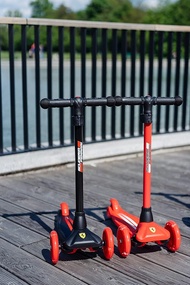 Ferrari Twist Scooterเฟอร์รารี่ สกู๊ตเตอร์ 3ล้อ ล้อมีไฟ มีเบรกหลัง - สีดำ FXK5