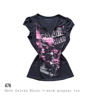 Calvin Klein graphic pink abstract v-neck black tee y2k vintage 90's acubi gothic grungecore