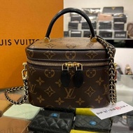 東區正精品㊣LOUIS VUITTON LV VANITY M45165字紋雙色拉鍊皮穿鍊金鍊化妝箱包兩用包斜背包 RZ6309