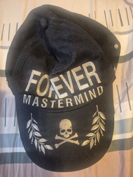 Mastermind Cap Mastermind Japan Mastermind World MW FOREVER 黑色棒球帽，正面印有FOREVER MASTERMIND字樣及經典的骷髏交叉骨與