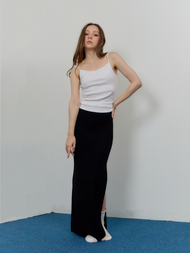 HEARTEYES - MAXI SKIRT - BALSAMIC | กระโปรง ยาว ผ่าข้าง ผ้านิท ไหมพรม สีดำ