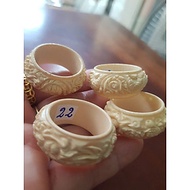 Nhẫn Nam Giả Ngà hay Xương Mỹ Nghệ Chạm Rồng Nổi Lượn Bản tròn Ni 22mm Cao 13mm Dầy 5mm màu trắng Dà