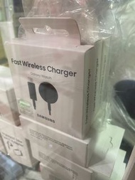 實體店鋪(限今日再送18W充電器價值$60，送完即止) SAMSUNG Official Galaxy Watch 9W Fast Wireless Charger (USB-C) EP-OR900B EP-OR900 - Black (EP-OR900BBEGKR) 三星智能手錶 旅行充電器外置充電器快充車充三星充電器 原裝無線充電器 閃充充電板  (另外有TYPE C耳機手機Lightning TYPE C充電配件)